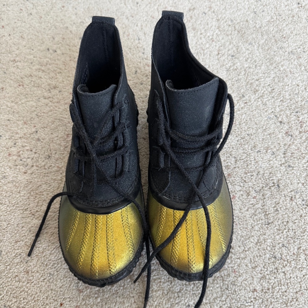 Sorel Out'N About Gold and Black Glitter Boots 7W